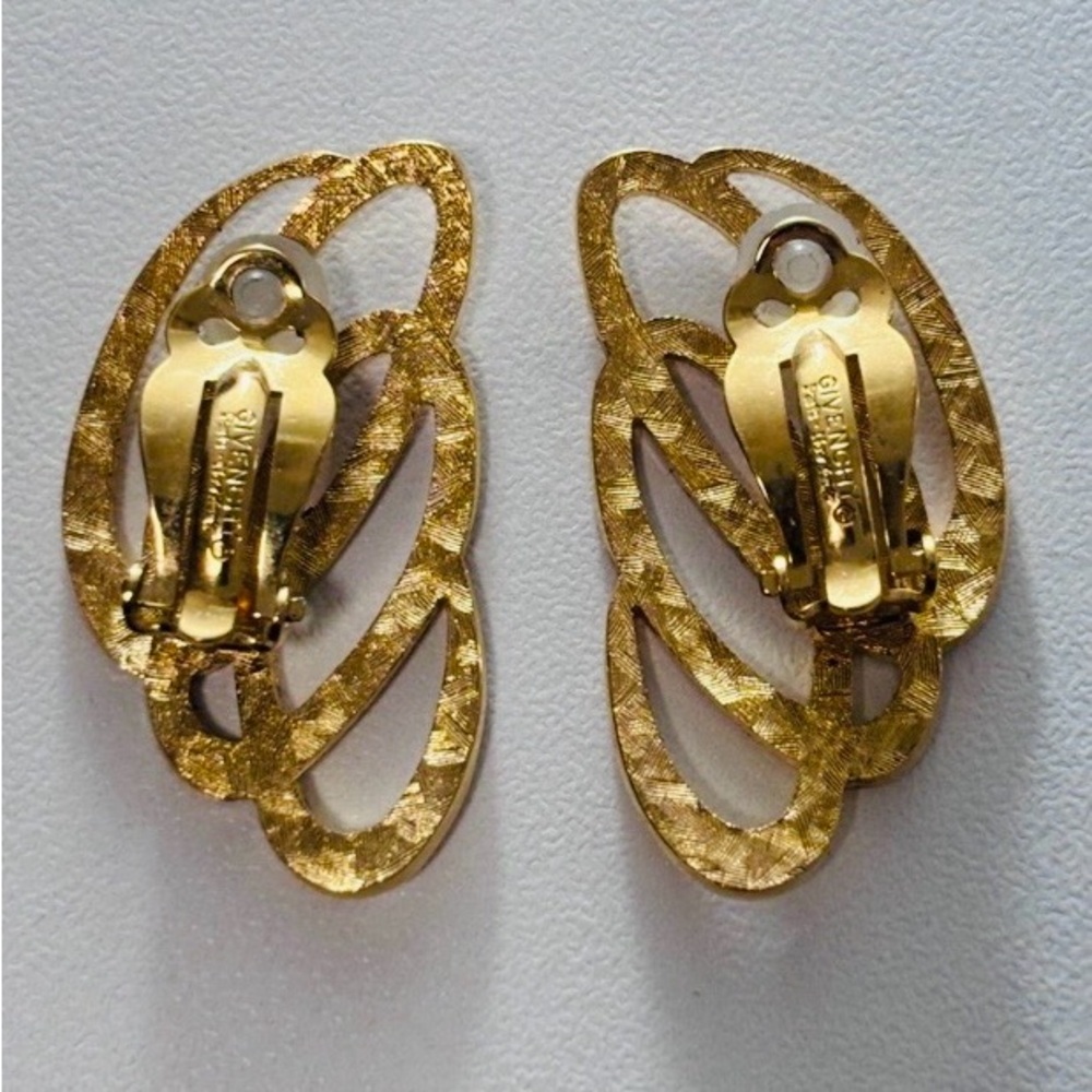GIVENCHY Vtg gold tone signature clip on earrings, circa 1980s. - Picture 4 of 6
